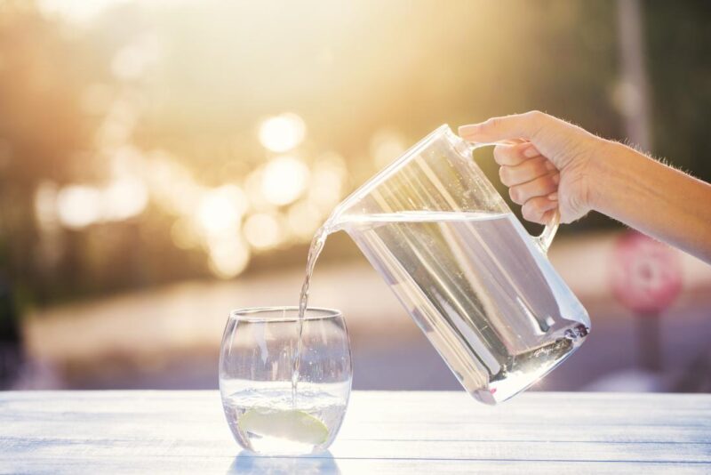 نصائح عملية لشرب الكمية التي يحتاجها الطفل من الماء يوميًا