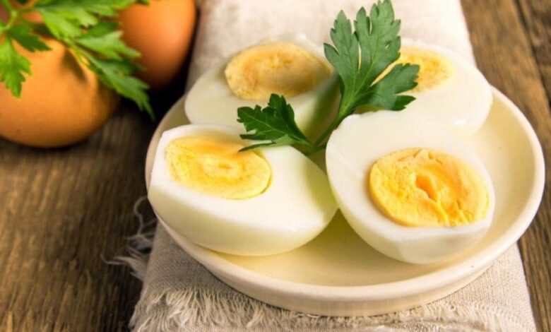 هل تناول البيض يوميا يزيد الوزن