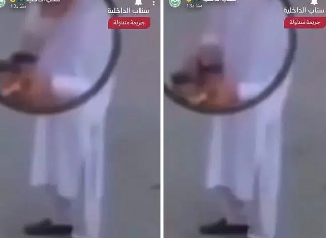 عامل توصيل وهو يبصق داخل طلب قهوة