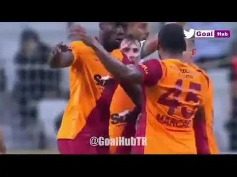 لاعب تركي يعتدي على زميله