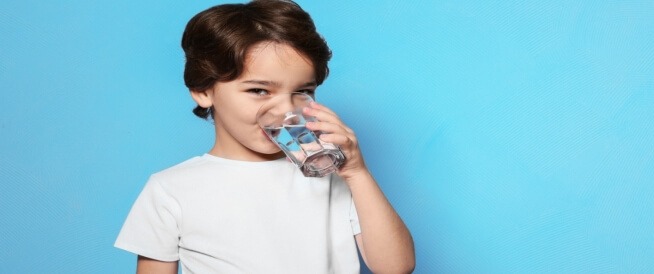 كمية الماء التي يحتاجها الطفل في اليوم