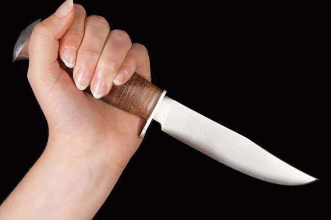 شاب يطعن فتاة أمام كلية الآداب بالسكين