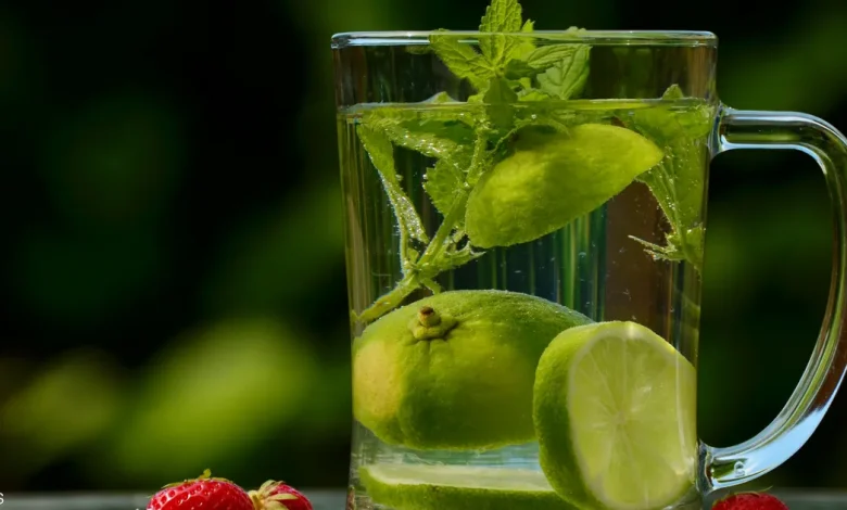5 فوائد صحية لشرب ماء الليمون على معدة فارغة